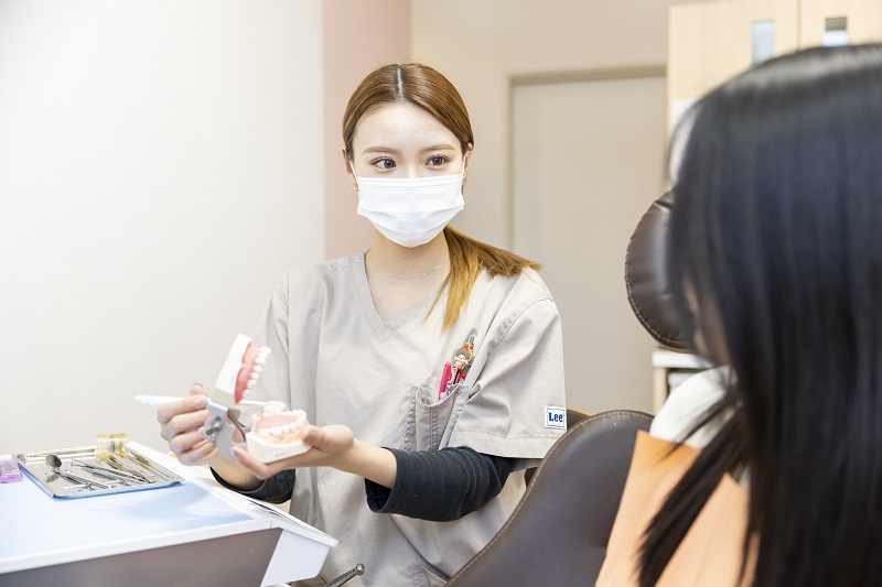 ホワイトニングとは？歯を削らずに白くする方法